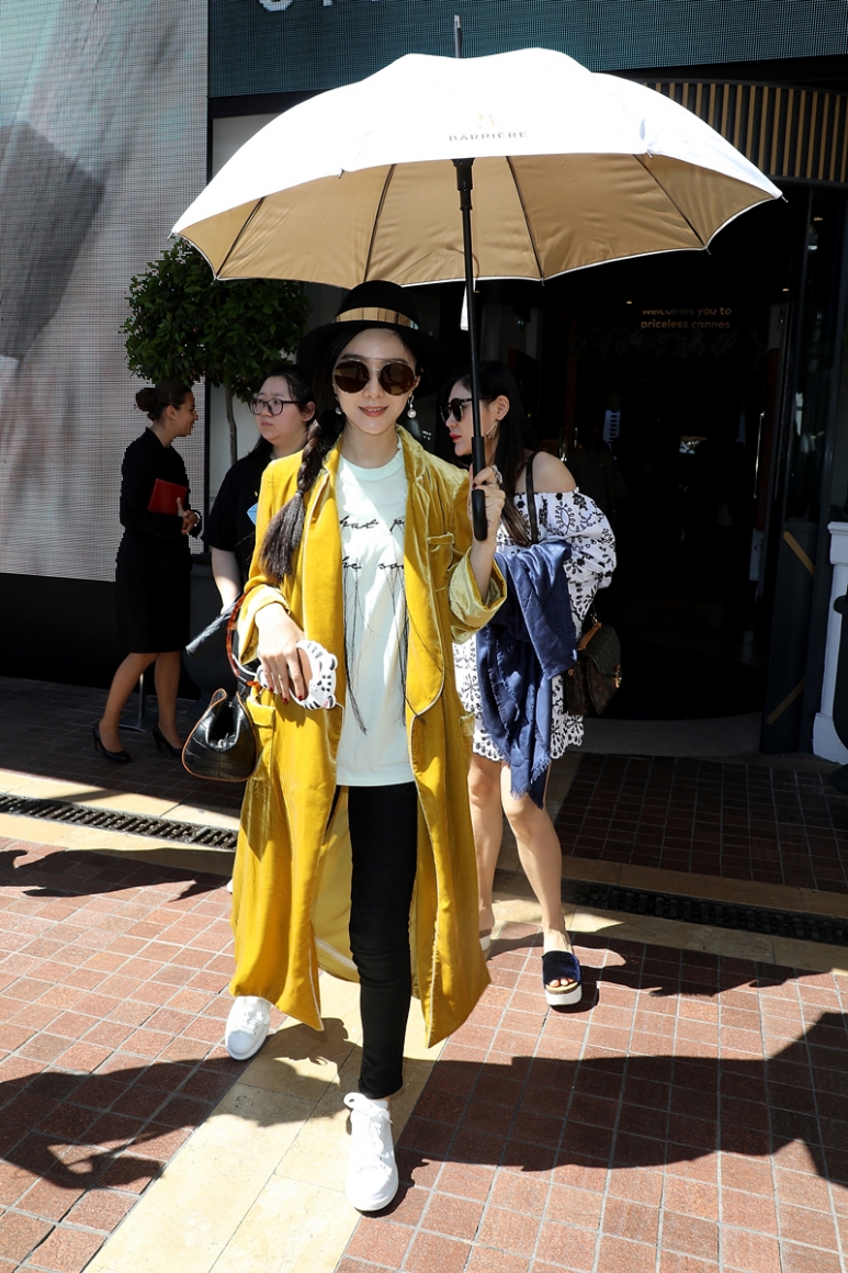 范冰冰佩戴Givenchy-Bridges系列太阳眼镜.jpg