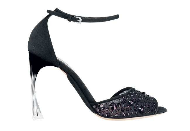 <strong>Christian Dior 黑色细带高跟鞋</strong><p><span>渐变色彩的鞋跟与镶着宝石的鞋面让女性更有魅力。</span></p><div></div><div></div>