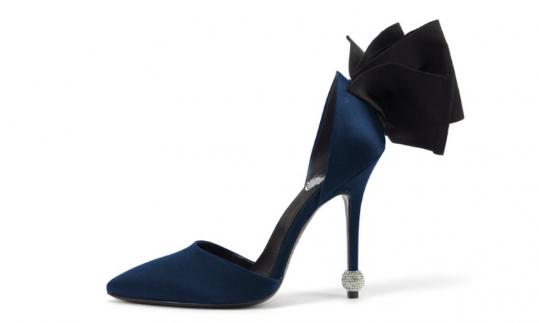 <strong>Papillon de Nuit Pump 深邃蓝缎面蝴蝶结高跟鞋</strong><p><span>佳节限量款鞋履，</span><span style="line-height: 2;">蓝色诠释出该系列性感、摩登、神秘的一面，明朗的线条设计重塑了高跟鞋优雅高贵的形象，赋予女性更为强势的力量。</span></p><div>RMB 11,300</div><div></div>