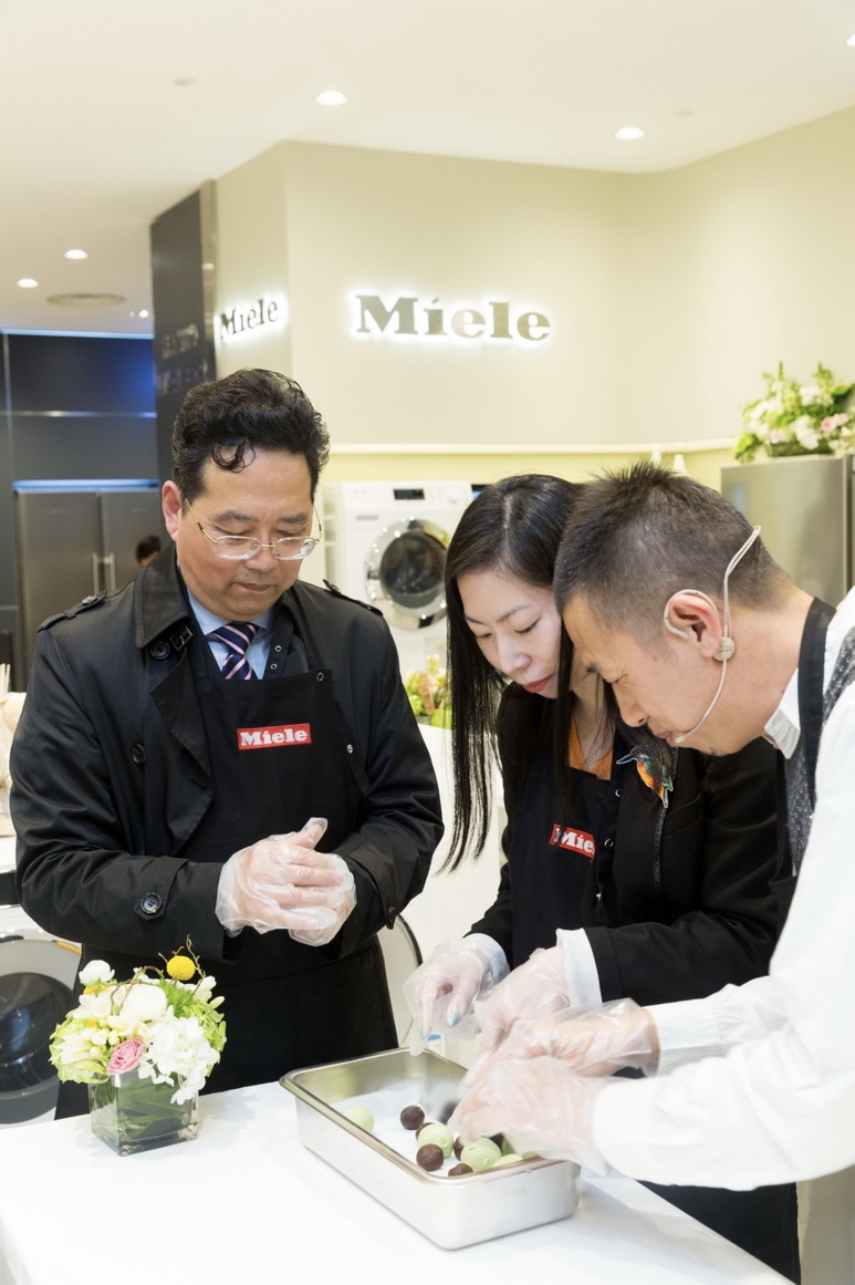 Miele“美食创意官”管家老师邀请现场嘉宾互动，共同准备青团并用Miele蒸炉完成烹饪.jpeg