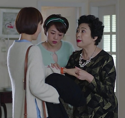 3. 袁泉佩戴IWC万国表柏涛菲诺自动腕表37（型号：IW458105）.jpg