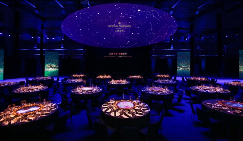 7.-江诗丹顿&ldquo;天体力学-刹那万年&rdquo;贵宾尊享晚宴：24张圆桌以梦幻全息舞台为中心发散而出，宛若时空长河中源源不息的璀璨光芒.jpg