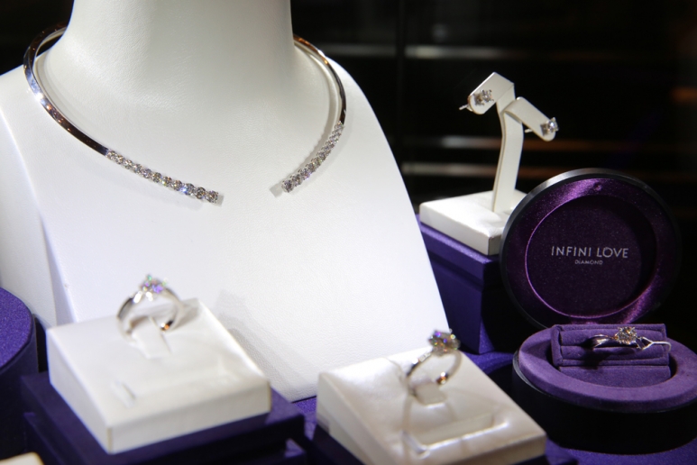 图8：「匠心设计」展区周生生Infini-Love-Diamond「全爱钻」婚嫁系列18K白色黄金钻石短项链-(1).jpg