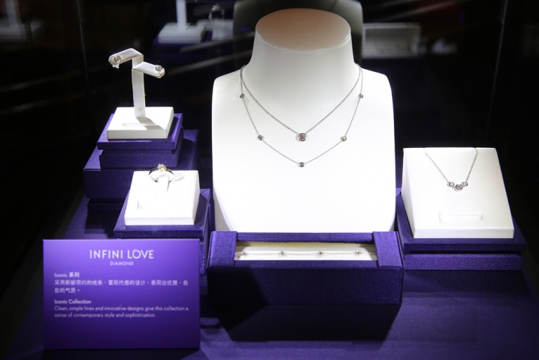 图9：「匠心设计」展区周生生Infini-Love-Diamond「全爱钻」Ironic系列18K白色黄金钻石包镶项-(1).jpg