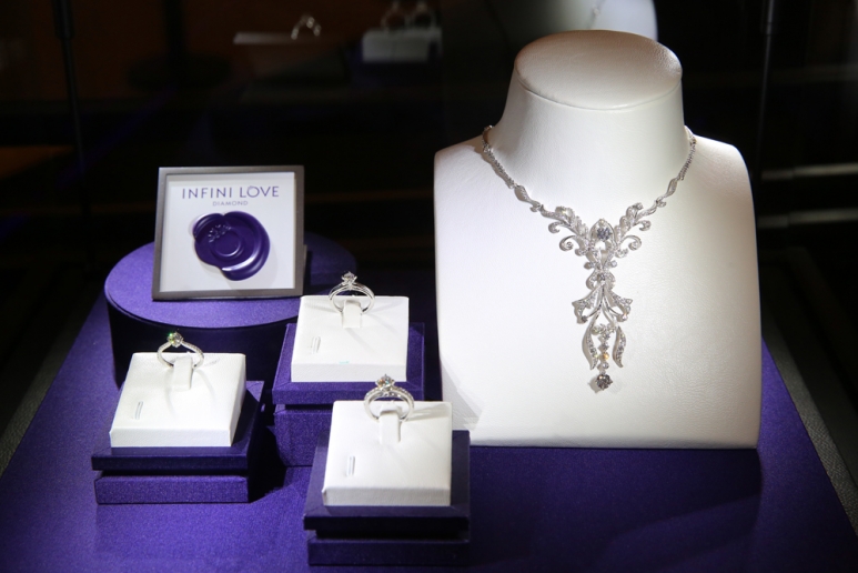 图10：「匠心设计」展区周生生Infini-Love-Diamond「全爱钻」典雅系列18K白色黄金豪华镶钻项-(1).jpg