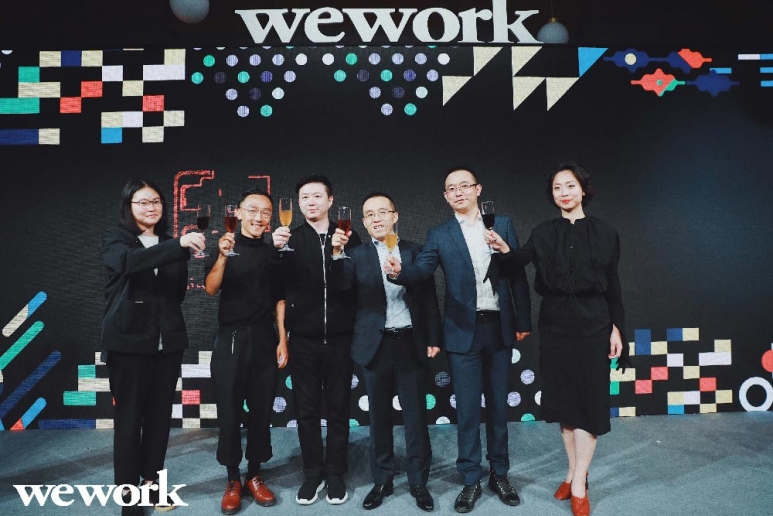 WeWork大中华区总经理艾铁成先生、寺库首席增长官任冠军先生、XCOMMONS（诸色会）创始人张樱女士同三位设计师Digest-Design-Workshop消化设计、XIMONLEE、HAIZHENWANG为崛起的中国原创时尚力量额手称庆，助力中国创造一路高歌猛进.jpg