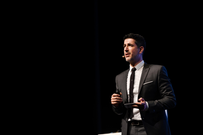 欧莱雅中国研发与创新中心护肤品实验室总经理 David AMAR为来宾介绍科颜氏12.5%高浓维C精华的革命性突破.jpg