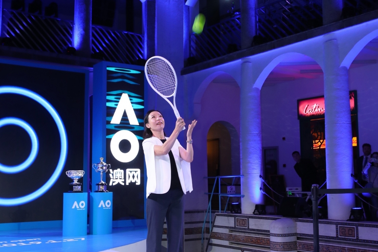 6. 郑洁在水上网球场潇洒挥拍，为“直击澳网2019”活动正式揭幕.jpg