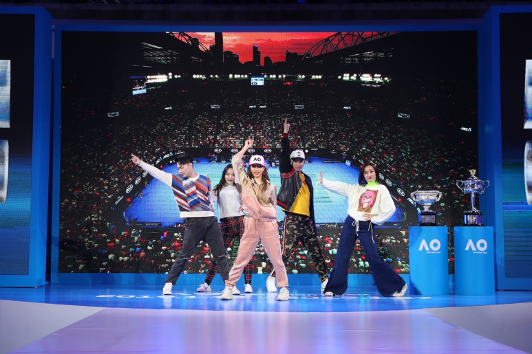 7. “直击澳网2019”活动开幕式现场上演了一场沉浸式表演，展现澳网现场的丰富体验.JPG