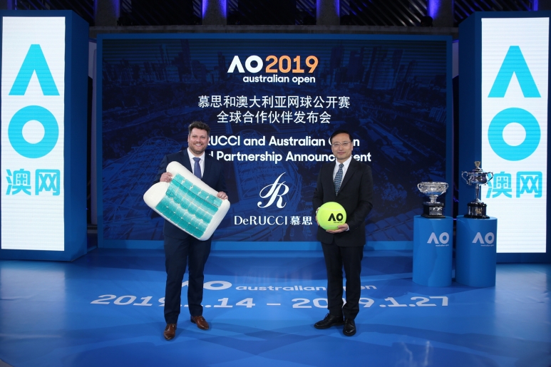 11. 澳网国际业务部总监本·斯莱克和慕思总裁姚吉庆一同在活动开幕仪式上宣布达成战略合作.JPG