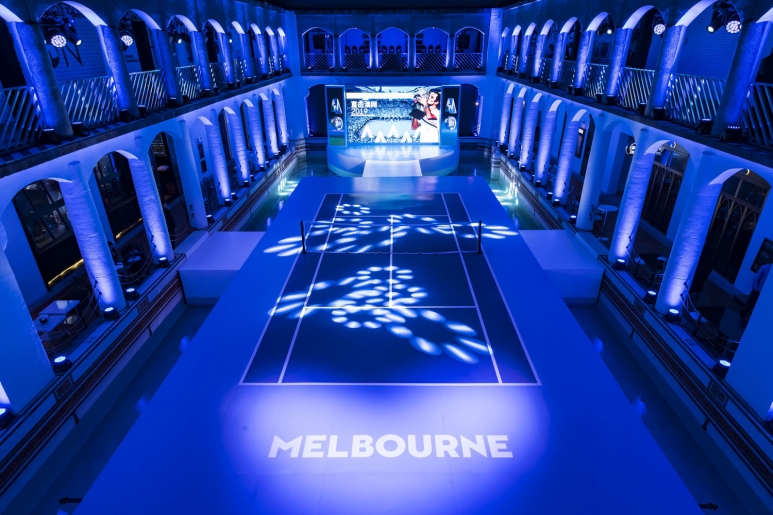 2. “直击澳网2019”活动现场的水上网球场原始比例完美复刻了澳网的中心球场——罗德·拉沃尔球场.jpg