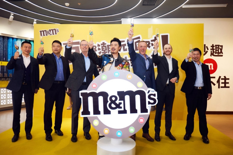 5举杯庆祝m豆巧克力世界重新盛大开业.jpg
