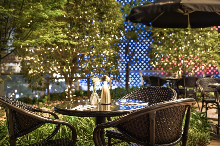 PS.Cafe 新天地店花园露台夜晚布置 1.jpg