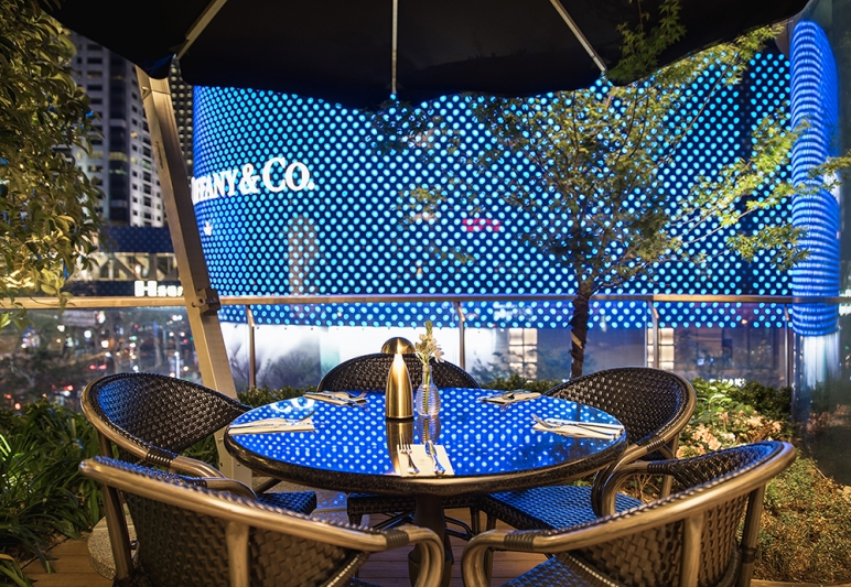 PS.Cafe 新天地店花园露台用餐区域-夜晚.jpg