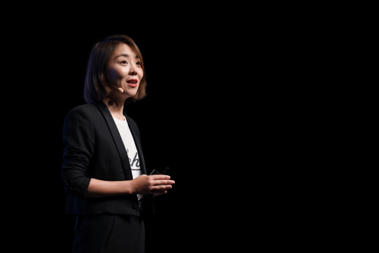 科颜氏中国品牌总经理李琳女士现场与媒体、嘉宾们分享科颜氏皮肤专家系列历史，探索科颜氏精研配方的品牌DNA.jpg