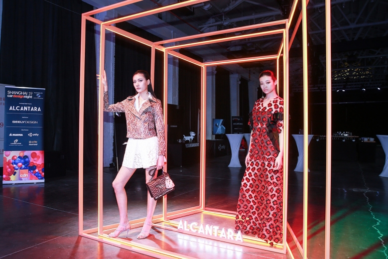Alcantara迈向未来艺术展服饰秀.jpg